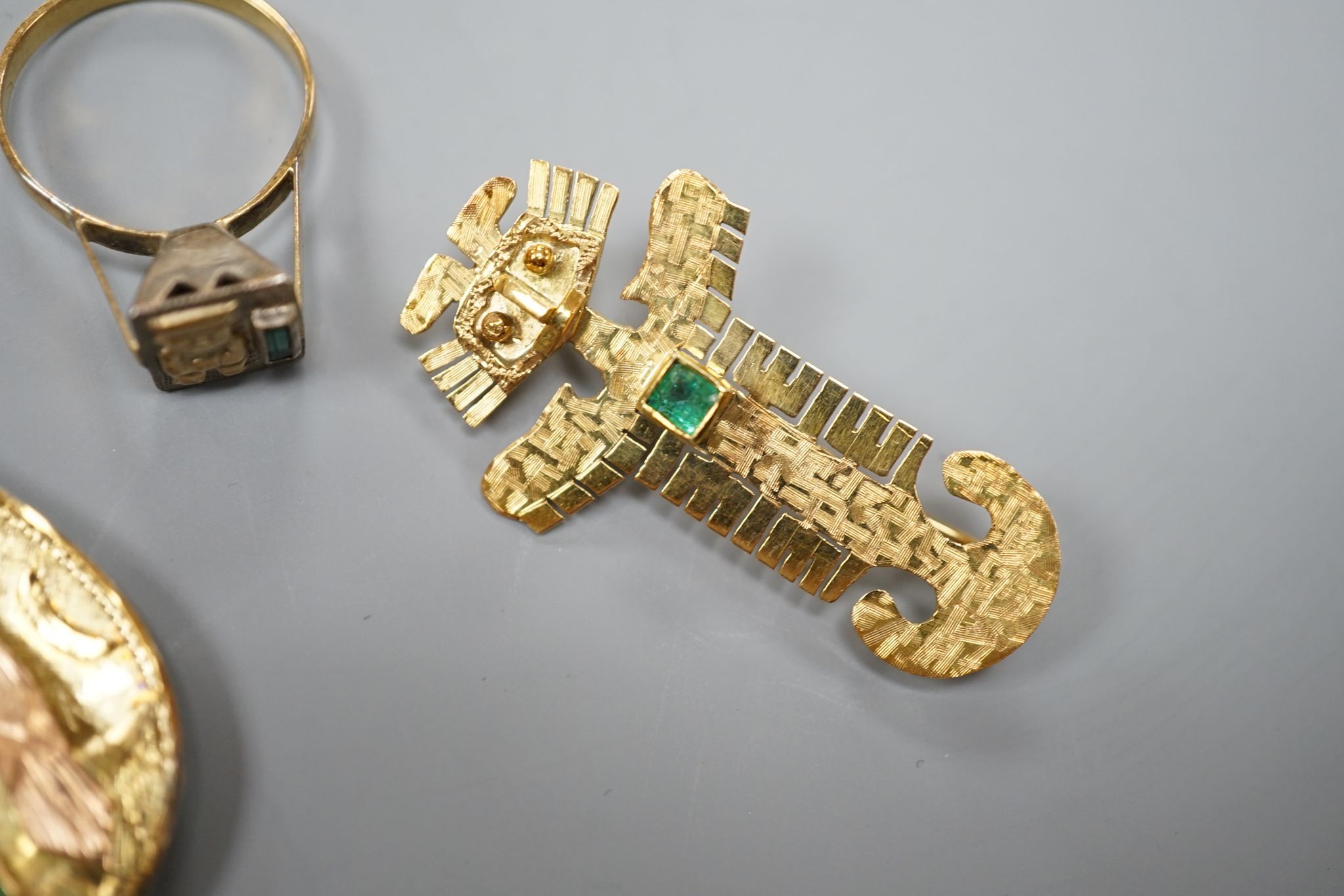 A South American 18k yellow metal and emerald set pendant, 39mm, a similar gem set brooch and ring